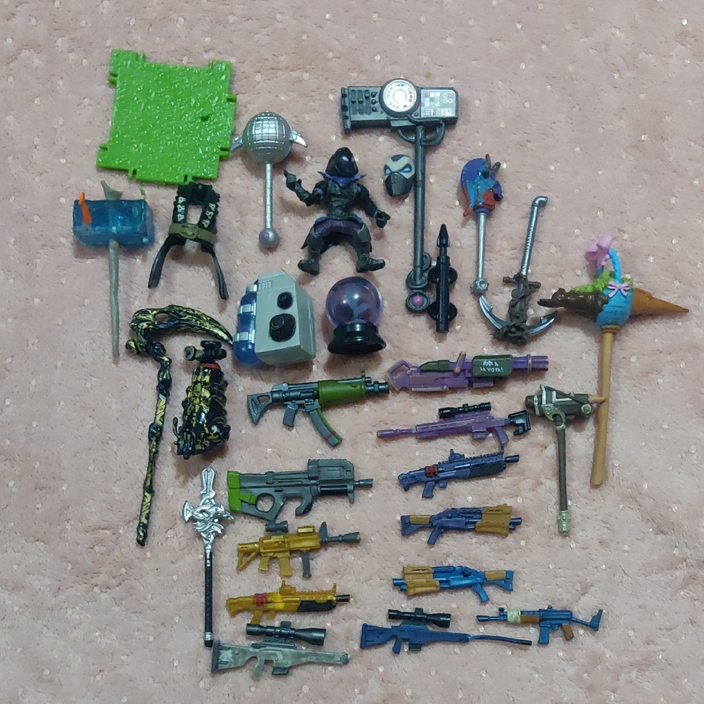 Fortnight Figure And Weapons
